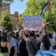 Imagen de archivo de estudiantes de la Universidad George Washington (GWU) que protestan para pedir por el fin de la guerra entre Hamás e Israel este jueves, en Washington (EE. UU). EFE/ Eulalia Perarnau