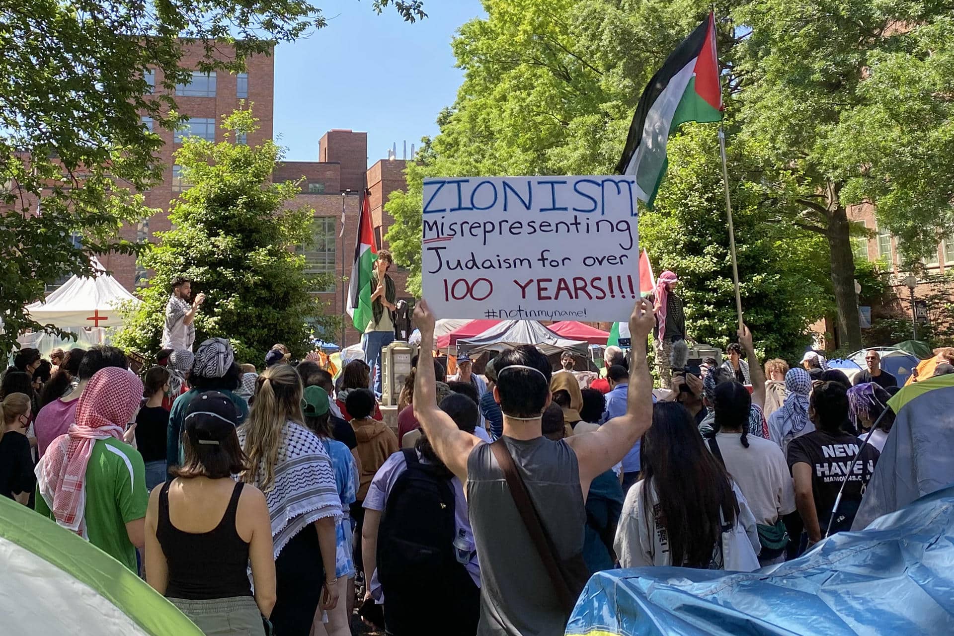 Imagen de archivo de estudiantes de la Universidad George Washington (GWU) que protestan para pedir por el fin de la guerra entre Hamás e Israel este jueves, en Washington (EE. UU). EFE/ Eulalia Perarnau