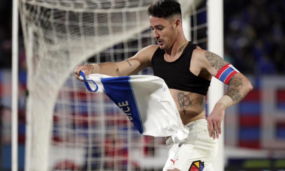 El argentino Fernando Zampedri, goleador de la Universidad Católica, fue registrado ese sábado, 18 de mayo, al celebrar un gol que le anotó a la Universidad de Chile, durante un partido de la fecha 13 de la Liga chilena de fútbol, en el Estadio Nacional de Santiago de Chile. EFE/Elvis González