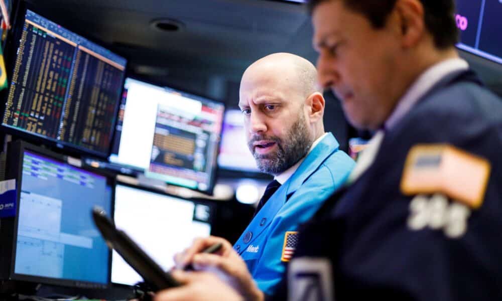 Vista al interior de Wall Street. EPA/Justin Lane