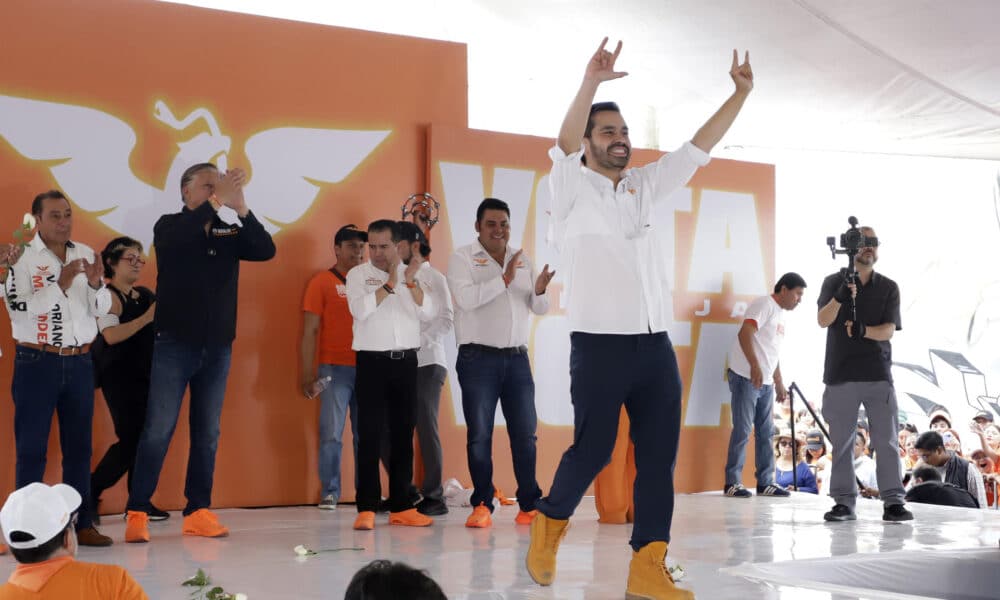 El candidato opositor a la Presidencia de México del Movimiento Ciudadano (MC), Jorge Álvarez Máynez, participa en su cierre de campaña este miércoles, en el municipio de San Martín Texmelucan, Puebla (México). EFE/Hilda Ríos