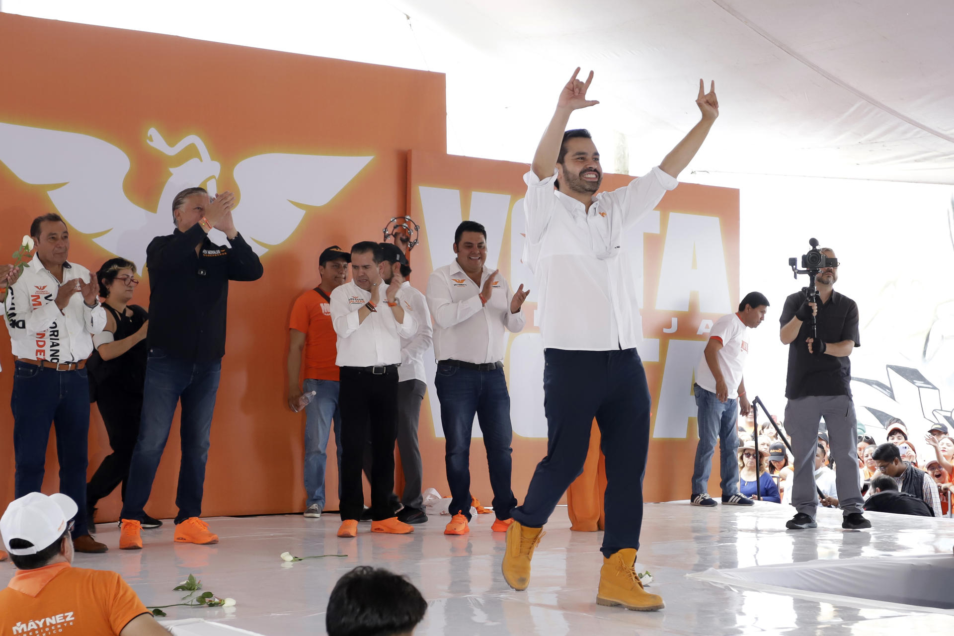 El candidato opositor a la Presidencia de México del Movimiento Ciudadano (MC), Jorge Álvarez Máynez, participa en su cierre de campaña este miércoles, en el municipio de San Martín Texmelucan, Puebla (México). EFE/Hilda Ríos