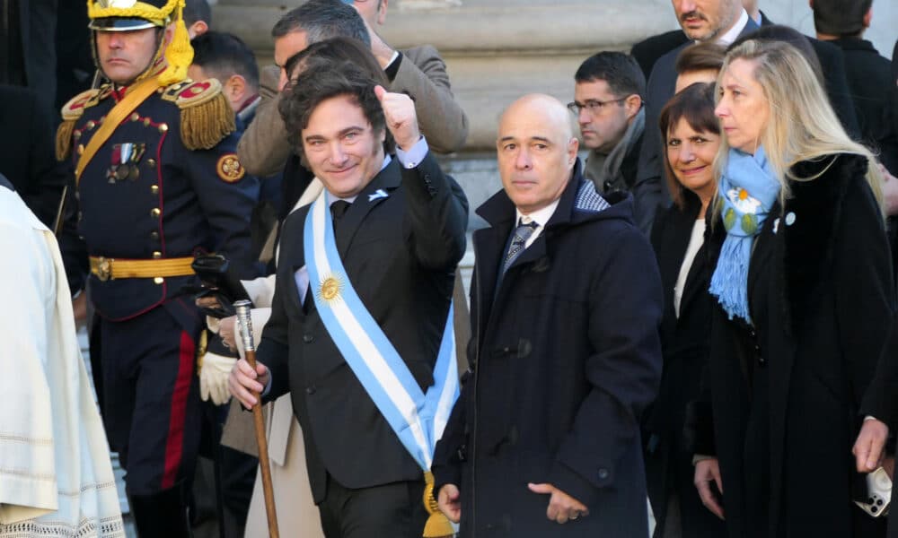 El presidente de Argentina, Javier Milei (i), saluda a su llegada este sábado, a la Catedral de Buenos Aires (Argentina). EFE/ Enrique García Medina