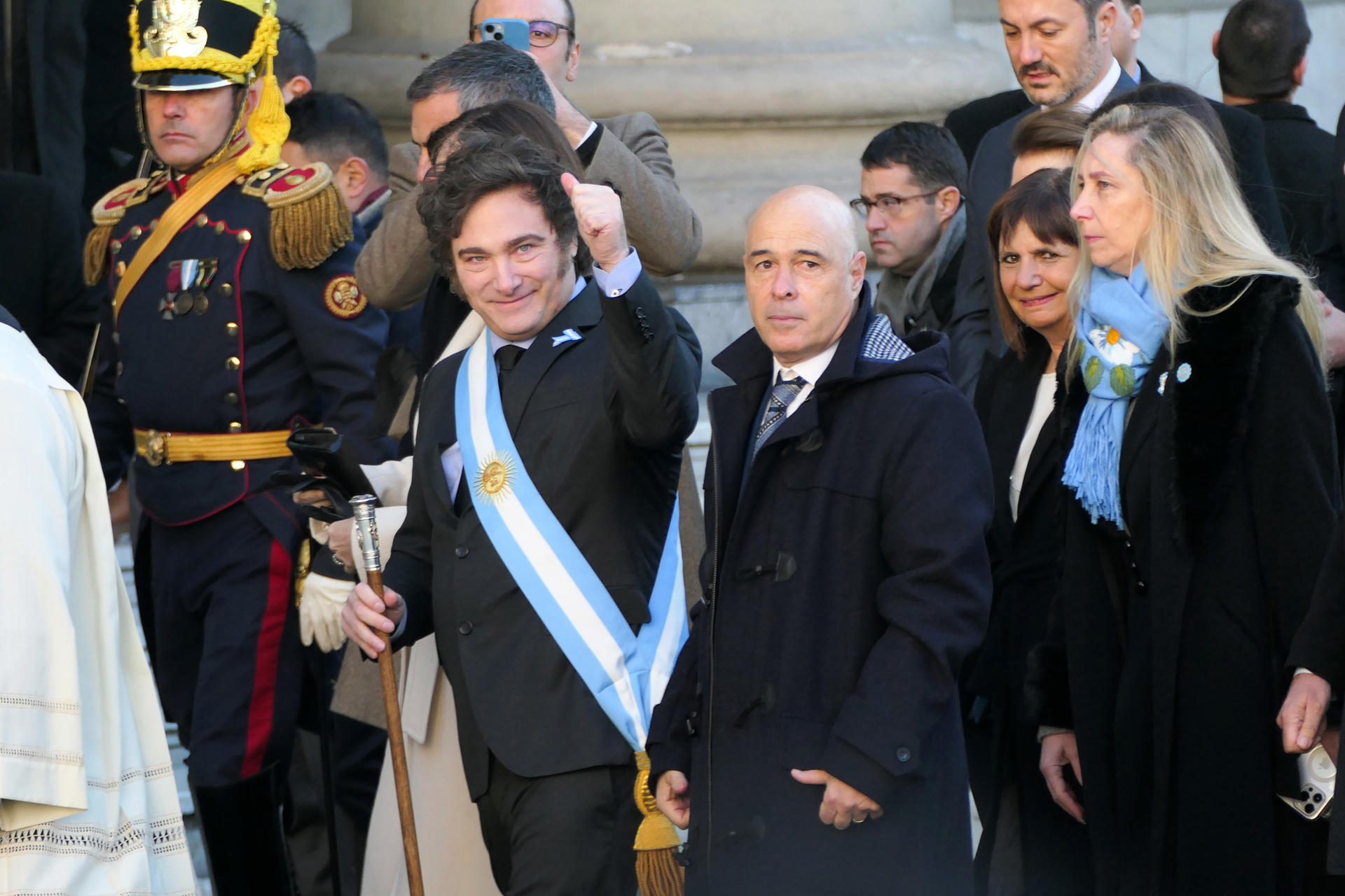 El presidente de Argentina, Javier Milei (i), saluda a su llegada este sábado, a la Catedral de Buenos Aires (Argentina). EFE/ Enrique García Medina