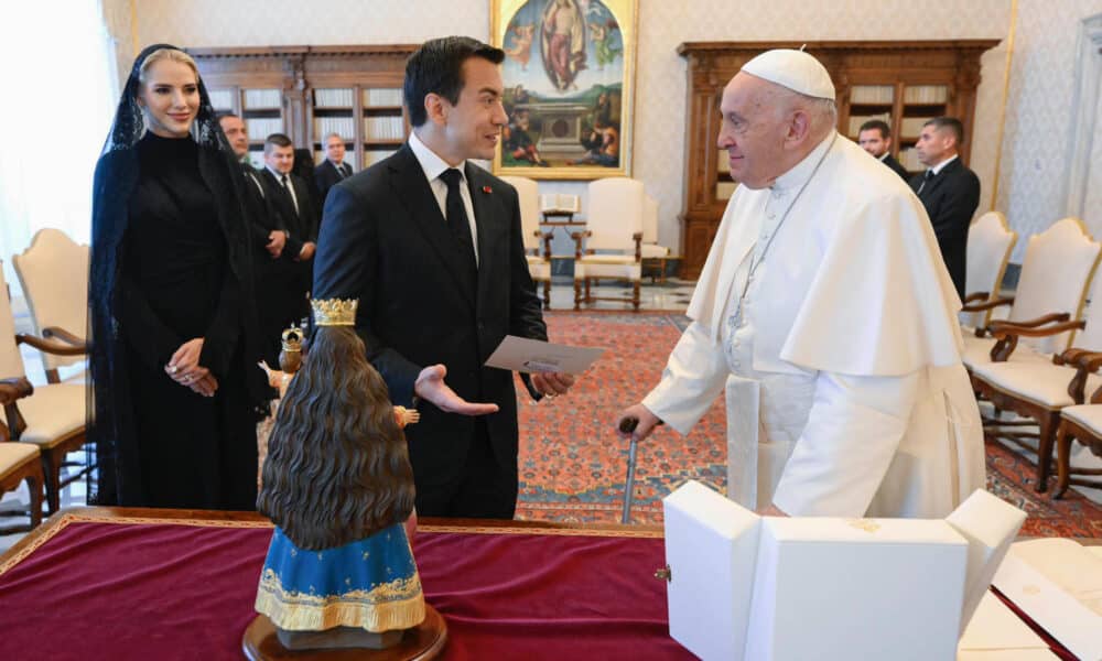 - El papa Francisco recibe en audiencia al presidente de Ecuador, Daniel Noboa (c), y a su esposa, Lavinia Valbonesi (i), este lunes en el Vaticano. EFE/ Oficina de Prensa del Vaticano / ***SOLO USO EDITORIAL/SOLO DISPONIBLE PARA ILUSTRAR LA NOTICIA QUE ACOMPAÑA (CRÉDITO OBLIGATORIO)***