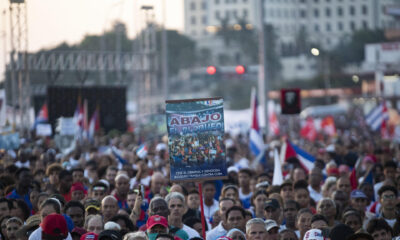 Fotografía de un cartel de protesta contra los bloqueos estadounidenses a Cuba este miércoles primero de mayo en la Tribuna Antiimperialista durante el inicio de los actos conmemorativos del Día Internacional de los Trabajadores, en La Habana (Cuba). EFE/ Yander Zamora