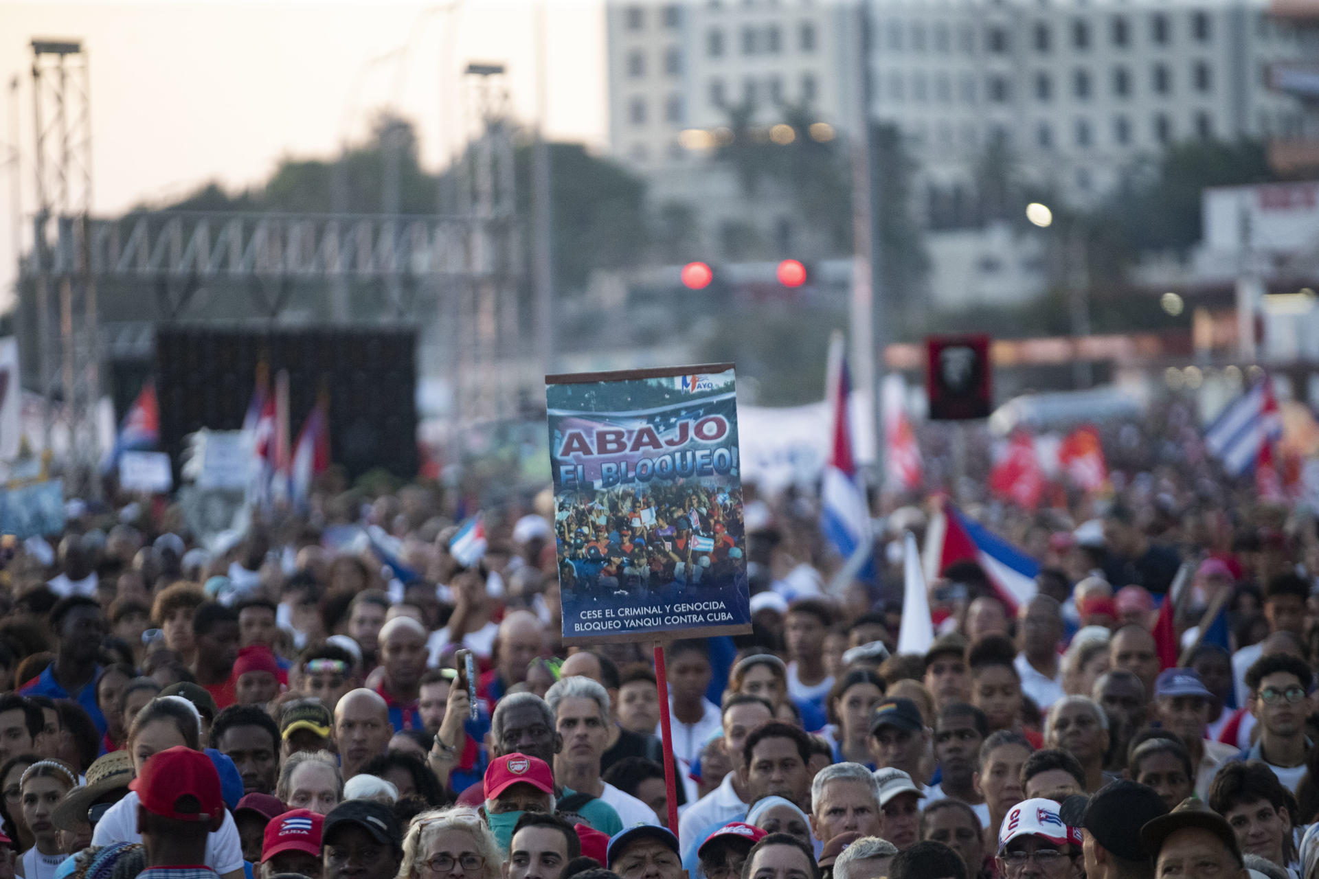 Fotografía de un cartel de protesta contra los bloqueos estadounidenses a Cuba este miércoles primero de mayo en la Tribuna Antiimperialista durante el inicio de los actos conmemorativos del Día Internacional de los Trabajadores, en La Habana (Cuba). EFE/ Yander Zamora
