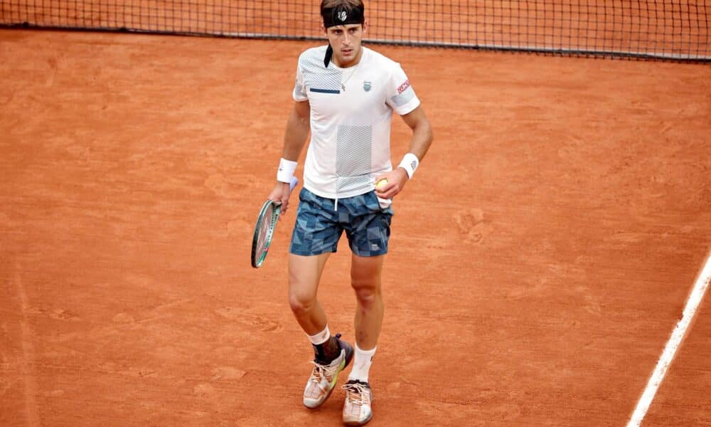 Elt enista argentino Tomas Martin Etcheverry durante el partido de primera ronda de Roland Garros ante el francés Arthur Cazaux EFE/EPA/CHRISTOPHE PETIT TESSON