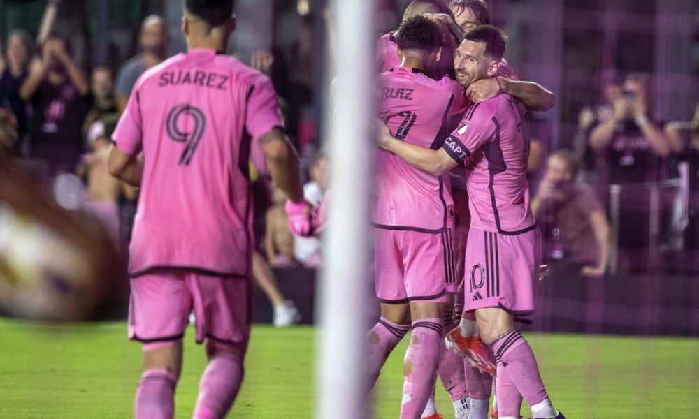 Jugadores del Inter Miami fueron registrados este sábado, 18 de mayo, al celebrar un gol que su compañero Leonardo Campana le anotó al D.C. United, durante un partido de la fecha 14 de la MLS, en el estadio Chase de Fort Lauderdale (Florida, EE.UU.). EFE/Cristóbal Herrera