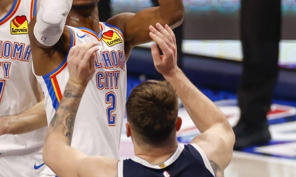 El base Shai Gilgeous-Alexander (i) en un duelo con el base esloveno Luka Doncic (d) durante el juego que Oklahoma City Thunder ganó este lunes a domicilio a Dallas Mavericks. Fue el cuarto encuentro de la serie de segunda ronda de 'playoffs' de la Conferencia Oeste, que está 2-2. EFE/ADAM DAVIS