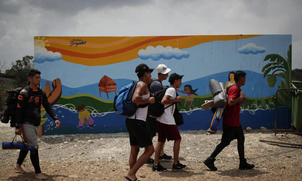 Fotografía de archivo fechada el 10 de abril de 2024 que muestra migrantes mientras llegan a una estación de recepción migratoria luego de cruzar la selva del Darién con rumbo a los Estados Unidos, en Lajas Blancas (Panamá). EFE/ Bienvenido Velasco