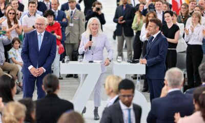 El presidente de Alemania, Walter Steinmeier (izquierda) y el de Francia, Emmanuel Macron, participan en un debate celebrado en Berlín sobre la democracia con motivo del 75º aniversario de la Ley Fundamental alemana y los 35 años de la reunificación de Alemania.EFE/EPA/Hannibal Hanschke
