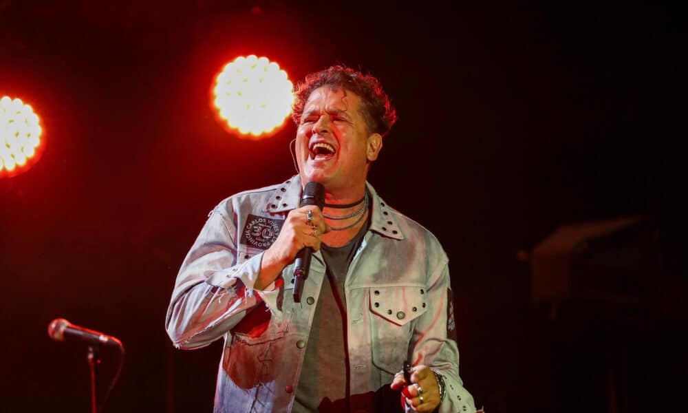 Fotografía de archivo fechada el 21 de marzo de 2024 del cantante colombiano Carlos Vives mientras se presenta en concierto durante su gira 'El Tour de los 30', en el coliseo Rumiñahui, en Quito (Ecuador). EFE/ José Jácome