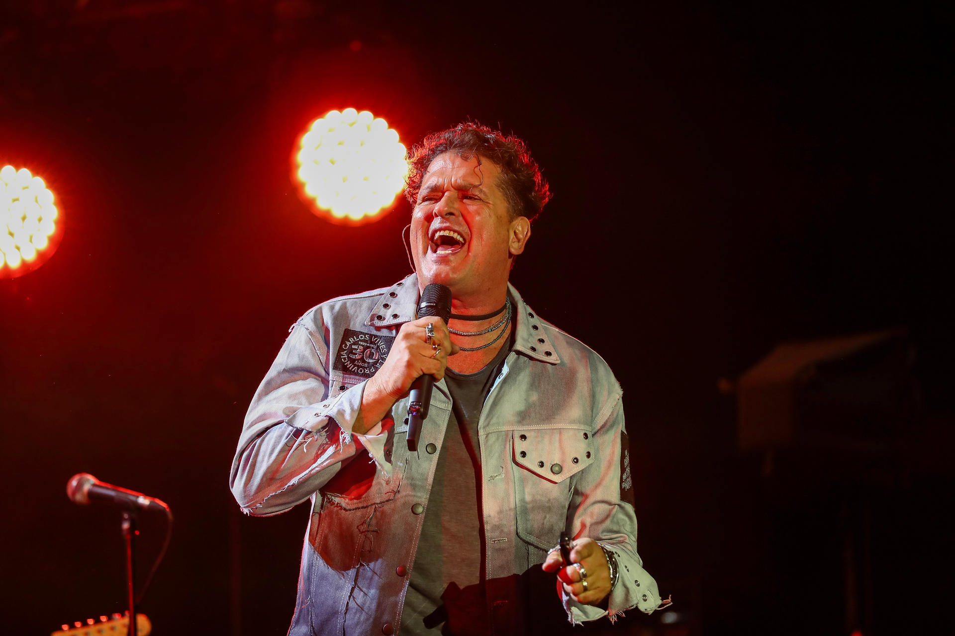 Fotografía de archivo fechada el 21 de marzo de 2024 del cantante colombiano Carlos Vives mientras se presenta en concierto durante su gira 'El Tour de los 30', en el coliseo Rumiñahui, en Quito (Ecuador). EFE/ José Jácome
