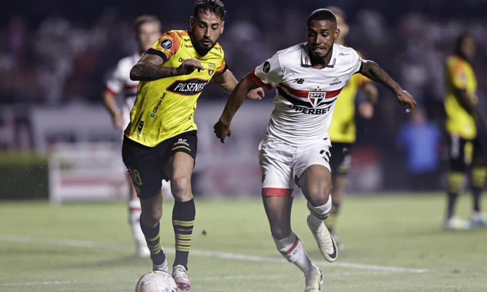 André Silva (d), del Sao Paulo de Brasil, fue registrado este jueves, 16 de mayo, al disputar un balón con Francisco Fydriszewski, del Barcelona de Ecuador, durante un partido de la jornada cinco del grupo B de la Copa Libertadores, en el estadio Morumbi de Sao Paulo (Brasil). EFE/Isaac Fontana