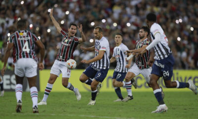 Ganso (i), de Fluminense, reclama una falta junto a Hernán Barcos, de Alianza Lima, este miércoles, en un partido de la Copa Libertadores en el estadio Maracaná en Río de Janeiro (Brasil). EFE/ Andre Coelho