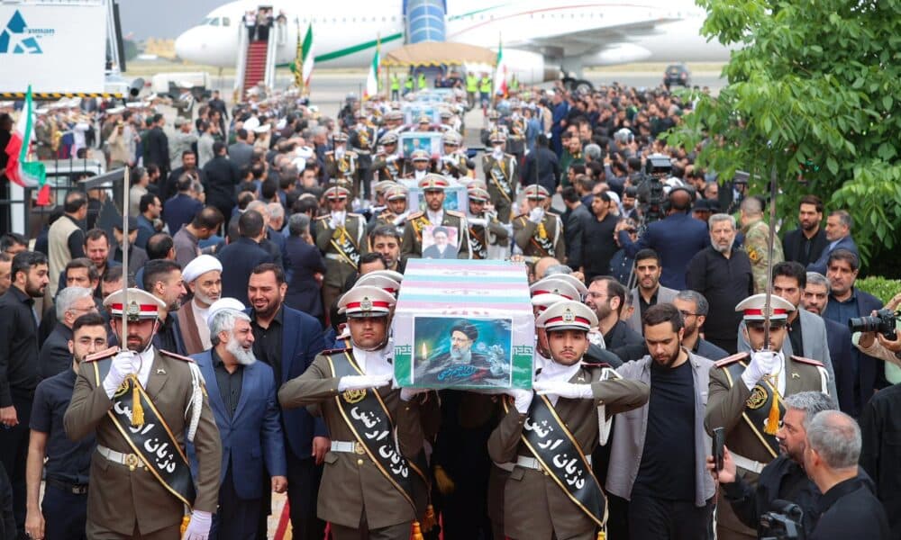 Una fotografía proporcionada por la Oficina Presidencial iraní muestra a soldados iraníes cargando los ataúdes del difunto presidente Ebrahim Raisi y sus ayudantes a su llegada al aeropuerto de Mehr Abad en Teherán , Irán, 21 de mayo de 2024. El presidente iraní Raisi y otras siete personas, entre ellas el ministro de Asuntos Exteriores, Amir-Abdollahian, murieron en un accidente de helicóptero el 19 de mayo de 2024, tras una visita oficial al noroeste de Irán, cerca de la frontera con Azerbaiyán, confirmó el gobierno iraní. El líder supremo de Irán, el ayatolá Ali Jamenei, anunció el 20 de mayo un luto público de cinco días tras la muerte de Raisi. (Azerbaiyán, Teherán) EFE/EPA/PRESIDENCIA IRÁN FOLLETO FOLLETO SÓLO PARA USO EDITORIAL/NO VENTAS FOLLETO SÓLO PARA USO EDITORIAL/NO VENTAS