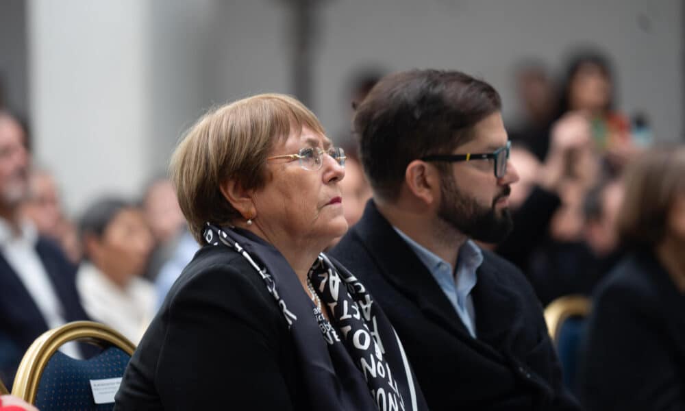 Fotografía cedida por la Presidencia de Chile donde se observa al mandatario, Gabriel Boric, junto a la expresidenta Michelle Bachelet, durante una ceremonia de entrega del Plan de Acción de Hidrógeno Verde este jueves, en el palacio de La Moneda en Santiago (Chile). EFE/ Presidencia de Chile.