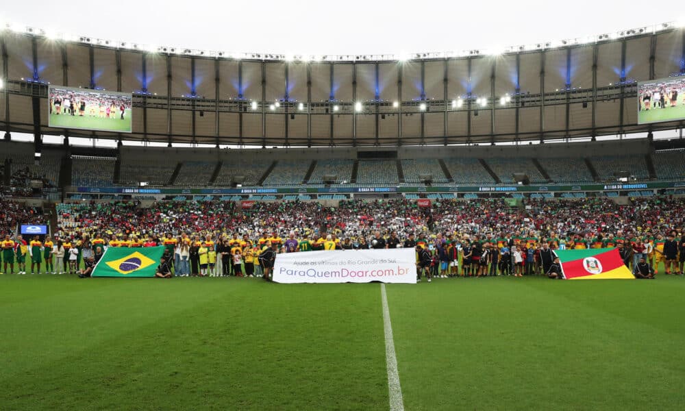 Exfutbolistas, como Ronaldinho Gaúcho, Cafú, Bebeto y Adriano, o el argentino Andrés d'Alessandro, y artistas posan antes del partido en favor de las víctimas de las inundaciones en el estado Rio Grande do Sul que se jugó este domingo en el estadio Maracaná, de Río de Janeiro. EFE/André Coelho