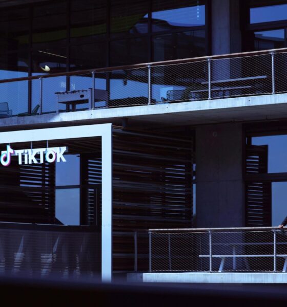 Una persona observa desde un balcón en las oficinas de Tik Tok en Los Ángeles, California (Estados Unidos). EFE/EPA/ALLISON DINNER