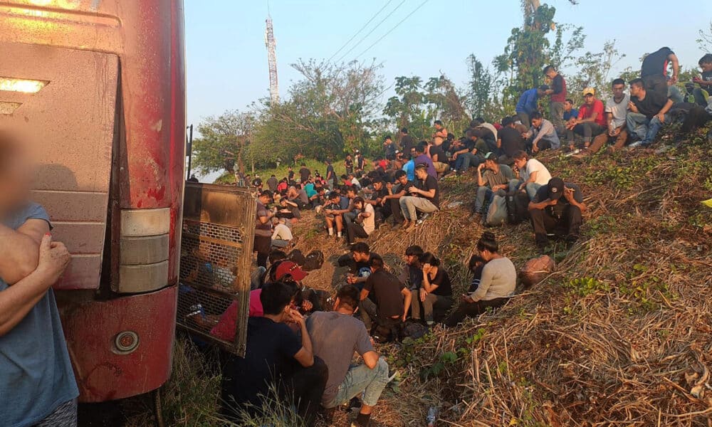 Fotografía cedida por el Instituto Nacional de Migración (INM), que muestra a migrantes abandonados en autobuses en el municipio de Minatitlán, estado de Veracruz (México). EFE/Instituto Nacional de Migración/SOLO USO EDITORIAL/SOLO DISPONIBLE PARA ILUSTRAR LA NOTICIA QUE ACOMPAÑA (CRÉDITO OBLIGATORIO)