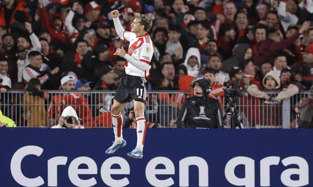 Fotografía de archivo en la que se registró a Facundo Colidio, al celebrar uno de sus goles con River Plate, quien anotó el segundo gol de su equipo en la victoria por 3-0 sobre Belgrano de Córdoba en partido de la segunda fecha del Torneo de la Liga Profesional del fútbol en Argentina. EFE/Juan Ignacio Roncoroni