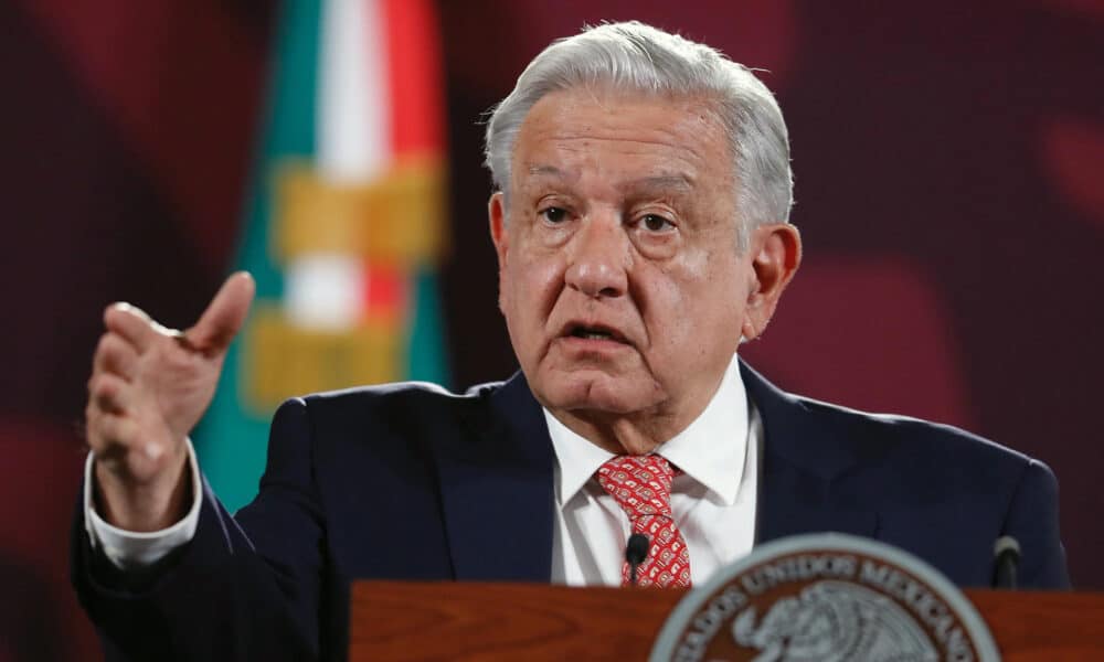 El presidente de México Andrés Manuel López Obrador habla este lunes, durante una conferencia de prensa en el Palacio Nacional de la Ciudad de México (México). EFE/Isaac Esquivel