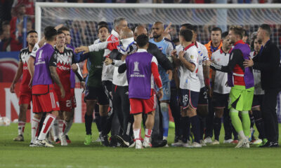 Jugadores de River y de Nacional discuten en un partido de la Copa Libertadores en el estadio Gran Parque Central de Montevideo (Uruguay). EFE/ Gastón Britos