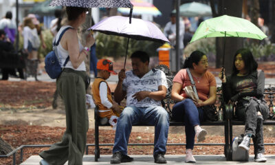 Personas se protegen del sol con sombrillas en el parque de la Alameda Central en la Ciudad de México (México). Imagen de archivo.  EFE/Mario Guzmán