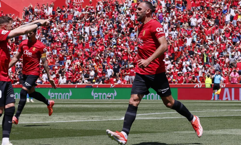 El defensa uruguayo del Mallorca Giovanni González celebra su gol contra Las Palmas, durante el partido de la jornada 35 de LaLiga entre el Real Mallorca y U.D Las Palmas, que se disputa este sábado en el estadio de Son Moix en Palma .EFE/CATI CLADERA