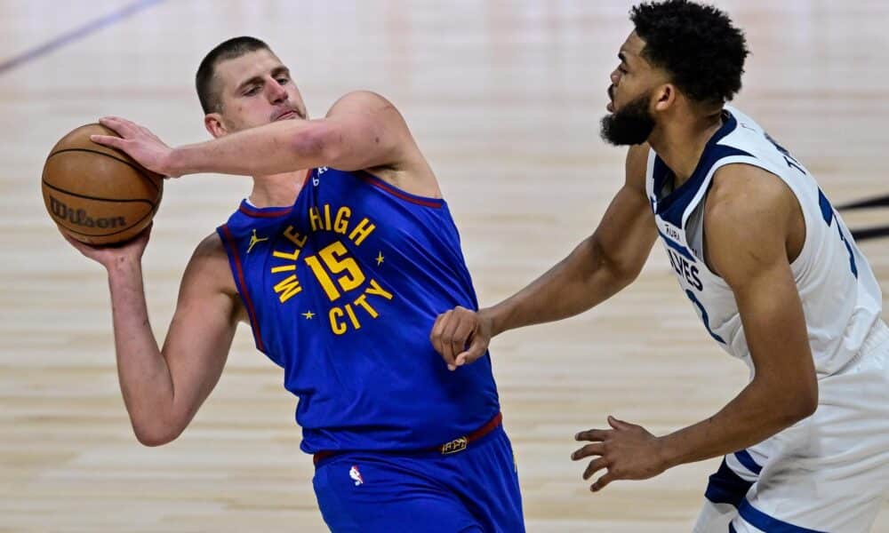 Fotografía de archivo, tomada el pasado 4 de mayo, en la que se registró al serbio Nikola Jokic (i), pívot estrella de los Nuggets de Denver, al defender un balón ante la marca de Karl-Anthony Towns (d), de los Timberwolves de Minnesota, durante el primer partido de esta serie semifinal de la Conferencia Oeste de la NBA, en Denver (Colorado, EE.UU.). EFE/Dustin Bradford