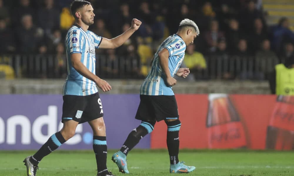 Fotografía de archivo de Adrián Martínez (i), de Racing, quien este viernes anotó uno de los cuatro goles de su equipo ante Tigre en la tercera jornada del Torneo Liga Argentina. EFE/ Hernán Contreras