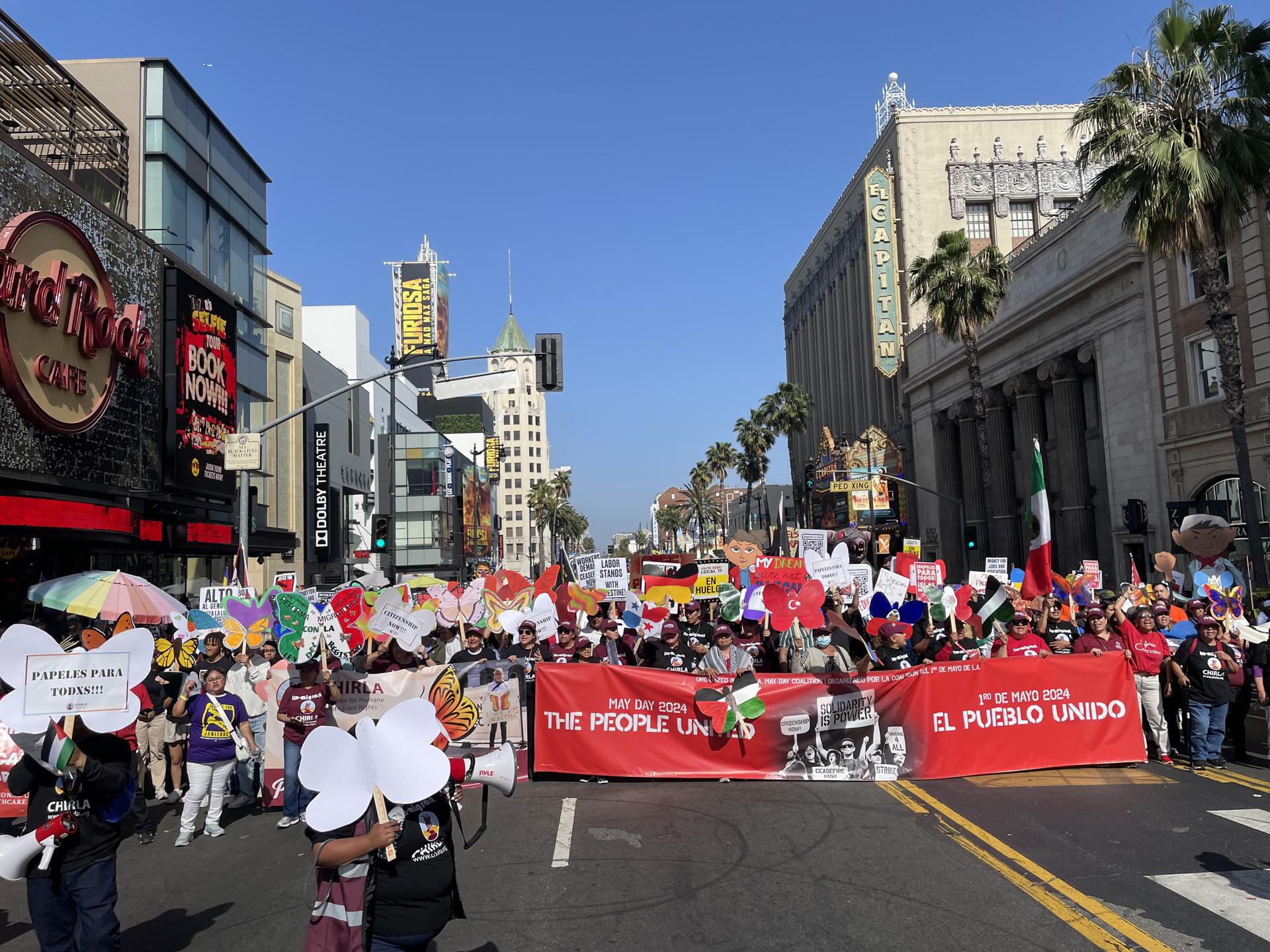 Manifestantes durante una marcha en conmemoración del Día Internacional del Trabajo, este miércoles en Hollywood, California (Estados Unidos). EFE/ CHIRLA