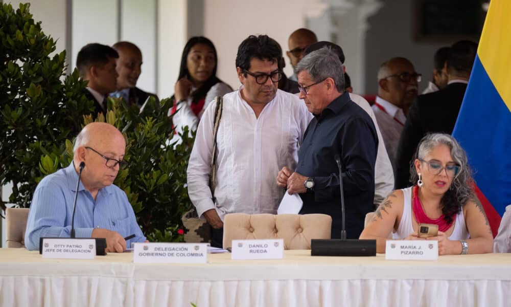 Fotografía de archivo fechada el 4 de septiembre de 2023 que muestra al jefe de la delegación del ELN Pablo Beltran (2-d) mientras habla con Camilo Rueda (c), representante del Gobierno de Colombia, previo al cierre del cuarto ciclo de diálogos de paz entre el Gobierno de Colombia y el Ejercito de Liberación Nacional (ELN), en la Casona Aquiles Nazoa de Caracas (Venezuela). EFE/ Rayner Peña R