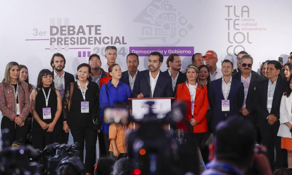 El candidato presidencial de Movimiento Ciudadano, Jorge Álvarez Máynez (c) habla a su llegada a las instalaciones del Centro Cultural Universitario Tlatelolco, para un debate este domingo, en la Ciudad de México (México). EFE/ Isaac Esquivel