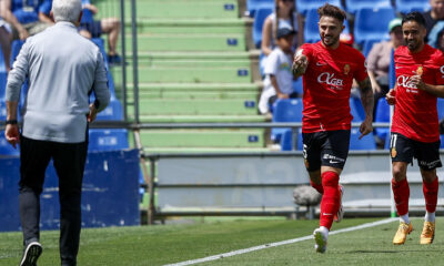 El centrocampista del Mallorca Pablo MAffeo (2d) celebra su gol ante el Getafe durante el partido de la última jornada de Liga de Primera división disputado en el estadio Coliseum. EFE/Rodrigo Jiménez
