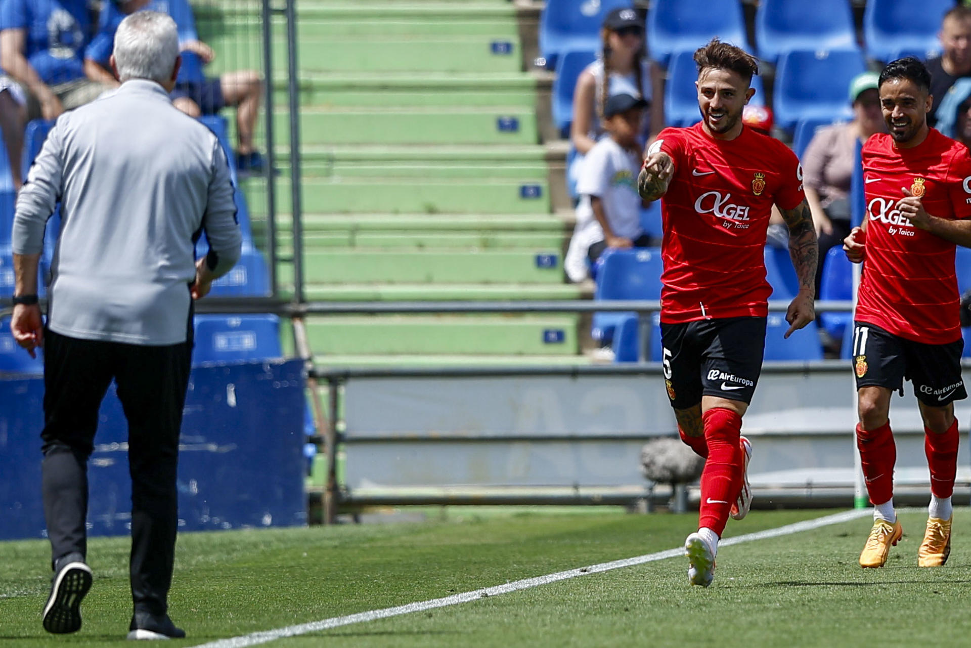El centrocampista del Mallorca Pablo MAffeo (2d) celebra su gol ante el Getafe durante el partido de la última jornada de Liga de Primera división disputado en el estadio Coliseum. EFE/Rodrigo Jiménez