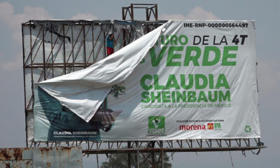 Integrantes de la Coordinadora Nacional de Trabajadores de la Educación (CNTE) vandalizan propaganda electoral este jueves en la ciudad de Oaxaca (México). EFE/Jesús Méndez