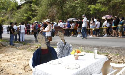 Fotografía de una representación dedicada a las víctimas y desaparecidos de la masacre conocida como "Guinda de Mayo", perpetrada por el ejército salvadoreño en 1982, este sábado en San Isidro Labrador (El Salvador). EFE/Rodrigo Sura
