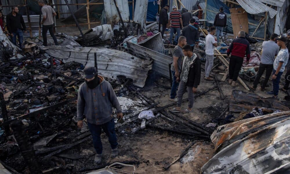 Palestinos revisando los daños tras el ataque israelí contra un campamento de desplazados en Rafah, en el sur de la Franja de Gaza, que ha dejado al menos 45 muertos según las autoridades gazatíes.
EFE/EPA/HAITHAM IMAD