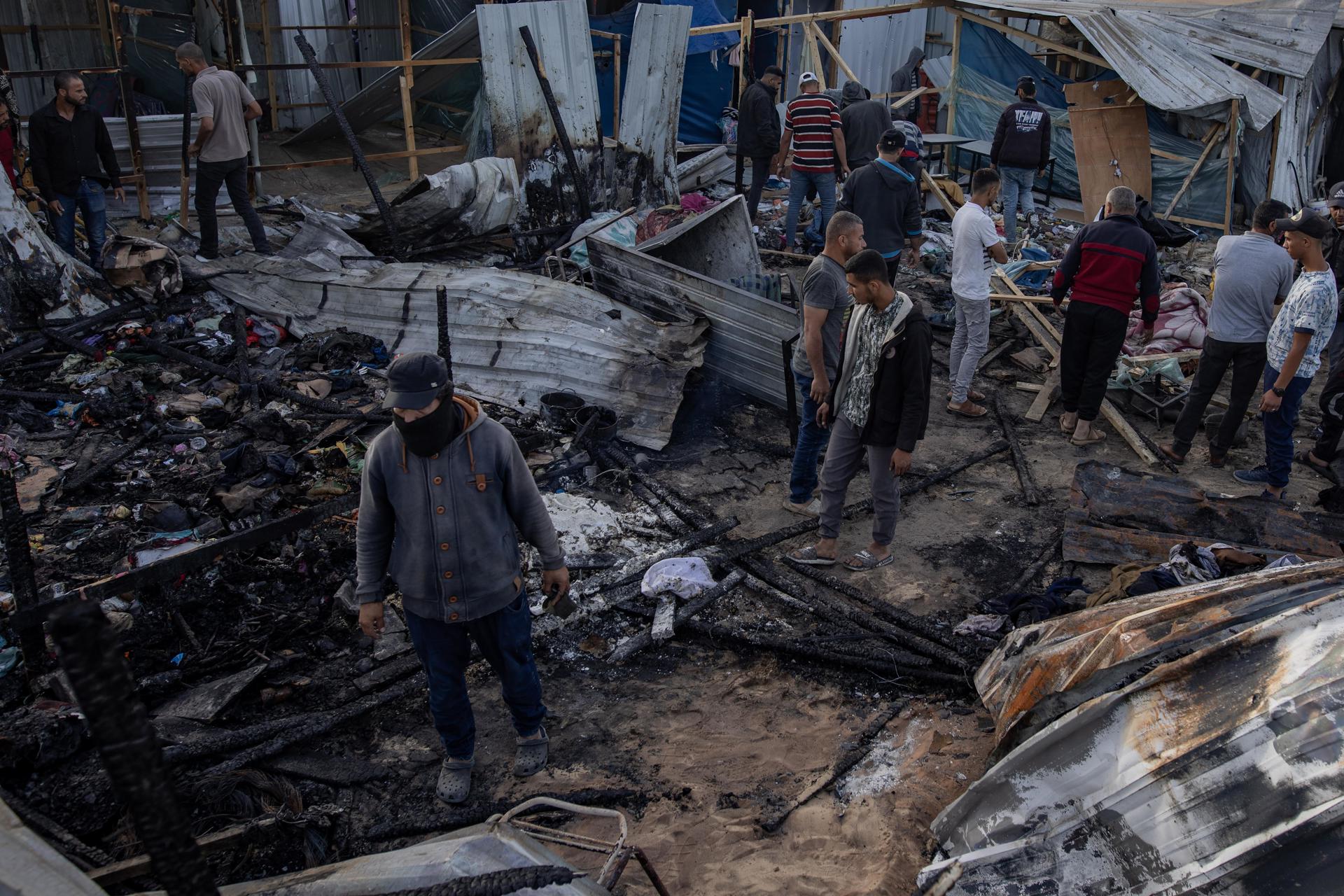 Palestinos revisando los daños tras el ataque israelí contra un campamento de desplazados en Rafah, en el sur de la Franja de Gaza, que ha dejado al menos 45 muertos según las autoridades gazatíes.
EFE/EPA/HAITHAM IMAD