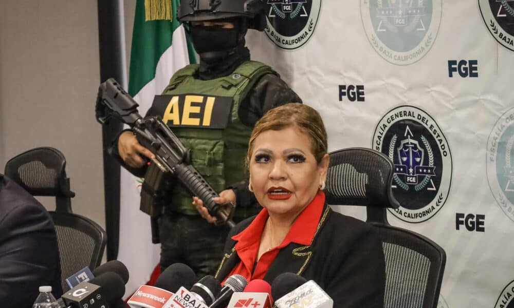 La titular de la Fiscalía General del Estado (FGE), María Elena Andrade, habla este viernes durante una rueda de prensa en la ciudad de Tijuana en Baja California (México). EFE/Joebeth Terriquez