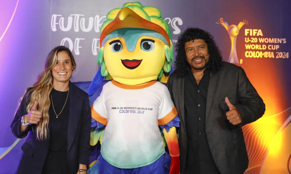 La capitana de la selección Colombia femenina, Daniela Montoya, y el exportero René Higuita posan con Kinti, la mascota del Mundial Femenino Sub-20, este jueves durante su presentación a 100 días del mundial, en el Orquídeorama del Jardín Botánico de Medellín (Colombia). EFE/ Luis Eduardo Noriega Arboleda