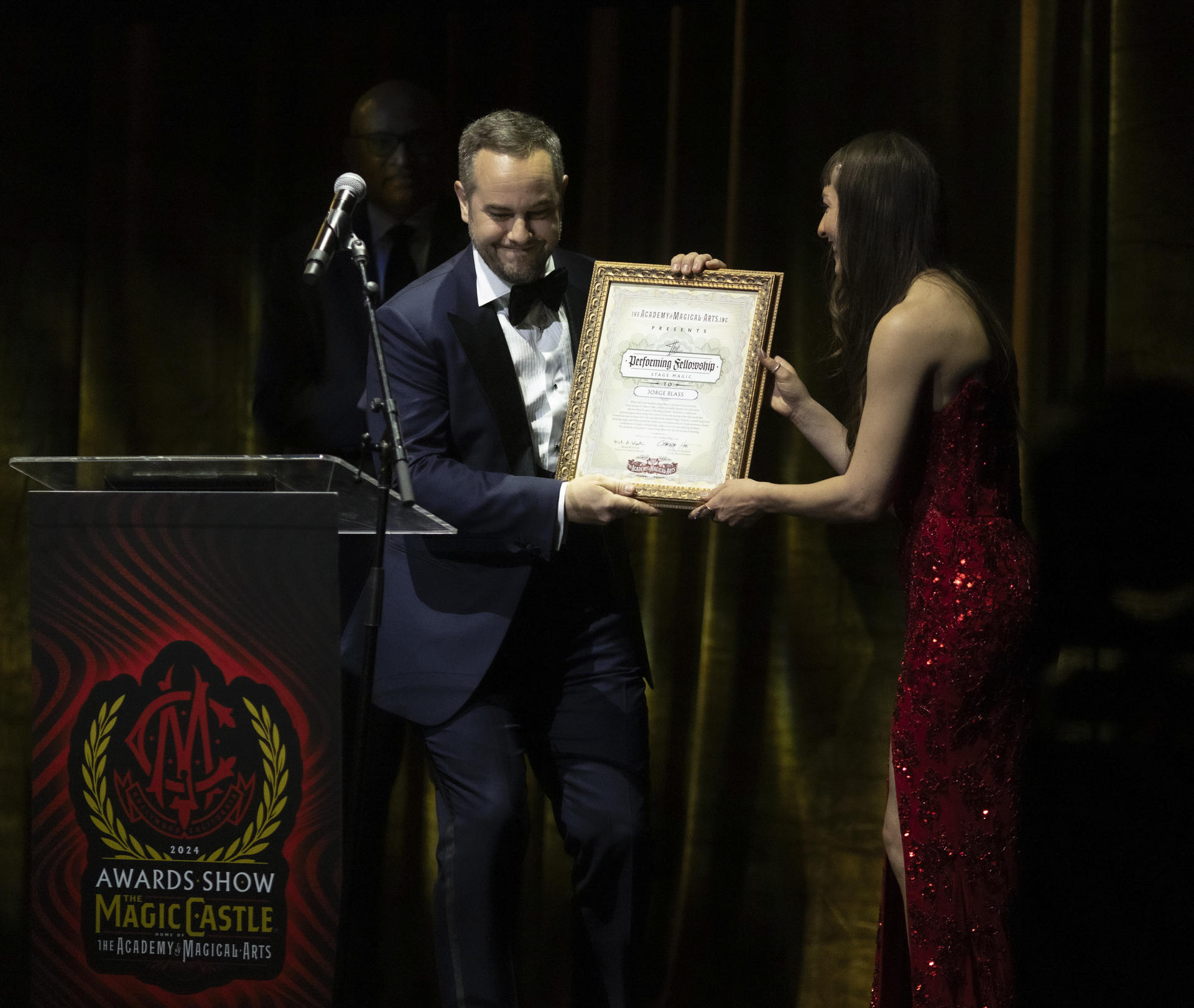 El ilusionista español Jorge Blass recibe el premio a mago de escena 2024 en la gala anual de la Academia de las Artes Mágicas de Hollywood, conocida como "los Óscar de la mágia", el viernes 17 de mayo en el teatro United Artists en el centro de Los Ángeles, California (Estados Unidos). EFE/ Armando Arorizo