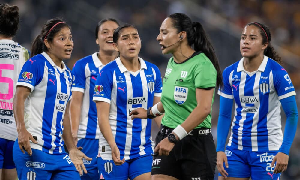 Jugadoras de Rayadas reclaman al arbitro Lizzet Amairany (d) una jugada en el estadio BBVA de la ciudad de Monterrey (México). Imagen de archivo. EFE/Miguel Sierra