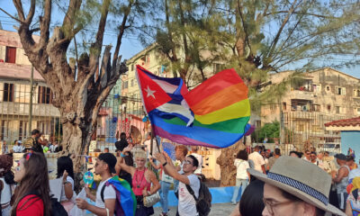 Cubanos participan en una Conga por la Diversidad de Cuba, también denominada Conga cubana contra la homofobia y la transfobia, este sábado en una calle de La Habana (Cuba). EFE/ Ernesto Mastrascusa
