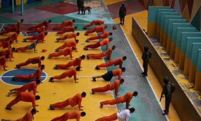 Reclusos realizan ejercicios durante un recorrido de la prensa a la cárcel de Cotopaxi, en Latacunga (Ecuador). Foto de archivo. EFE/ José Jácome