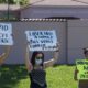 Fotografía de archivo que muestra a manifestantes contra los centros de detención del Servicio de Inmigración y Control de Aduanas, en Pompano Beach, Florida (EE.UU). EFE/ Cristobal Herrera