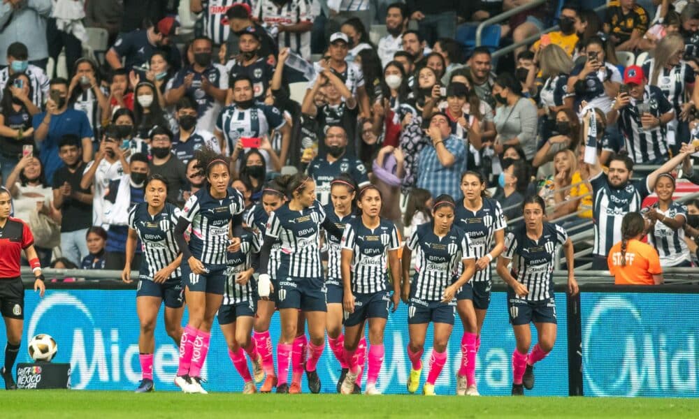 Jugadoras de Rayadas de Monterrey festejan una anotación en el estadio BBVA de la ciudad de Monterrey (México). EFE/Miguel Sierra