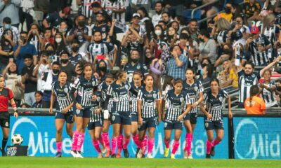 Jugadoras de Rayadas de Monterrey festejan una anotación en el estadio BBVA de la ciudad de Monterrey (México). EFE/Miguel Sierra